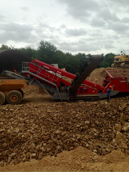 Maximus 512 screen working through a stockpile of stone