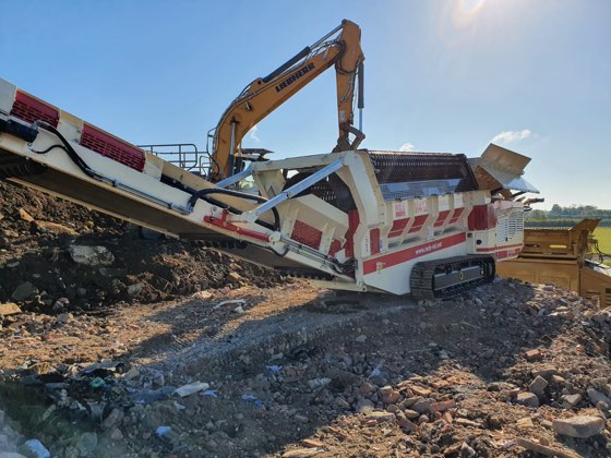 Trommel screen being fed by a digger
